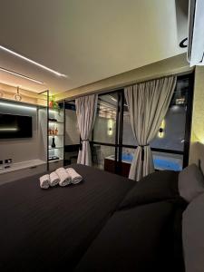 un dormitorio con una cama con dos pares de zapatillas en Flat 118 com Hidromassagem - get by side, en João Pessoa