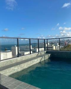una piscina en la azotea de un edificio en Flat 118 com Hidromassagem - get by side, en João Pessoa