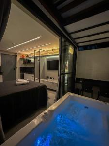 Un baño con bañera en una habitación con cama. en Flat 118 com Hidromassagem - get by side, en João Pessoa 11 fotos más