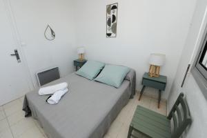 Postel nebo postele na pokoji v ubytování Bleu Horizon YourHostHelper