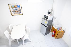 TRANSIT Donmueang Airport HOSTEL的厨房或小厨房