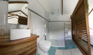 Koupelna v ubytování Bungalow "Doussin' Kreyol", au calme à 150m de la plage