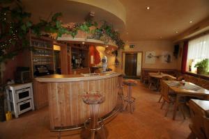 un bar in cucina con tavoli e sedie di Lutz Alpenblick B&B a Schattwald