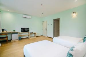 TV a/nebo společenská místnost v ubytování Kingston Hotel 8 - Kuala Lumpur Bukit Bintang