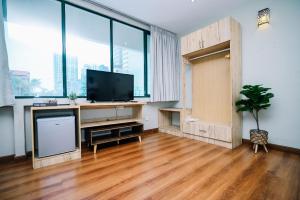 TV a/nebo společenská místnost v ubytování Kingston Hotel 8 - Kuala Lumpur Bukit Bintang