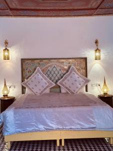 Postel nebo postele na pokoji v ubytování Riad Damia Suite &Spa