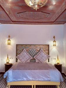 Postel nebo postele na pokoji v ubytování Riad Damia Suite &Spa