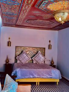 Postel nebo postele na pokoji v ubytování Riad Damia Suite &Spa