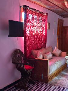 Postel nebo postele na pokoji v ubytování Riad Damia Suite &Spa