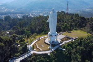 an aerial view of a large statue in a park at Opera Hotel in Pôrto União