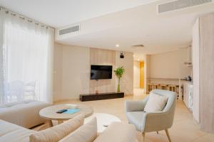 Boutique Residence Mangroovy-Lemon Spaces Gouna的电视和/或娱乐中心