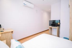 TV a/nebo společenská místnost v ubytování Kingston Hotel 8 - Kuala Lumpur Bukit Bintang