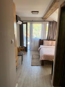 Postel nebo postele na pokoji v ubytování Rtanjska kućica