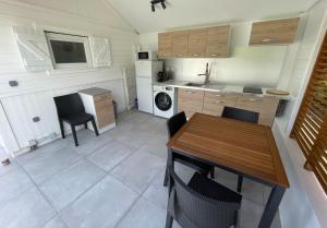 Kuchyň nebo kuchyňský kout v ubytování Bungalow "Doussin' Kreyol", au calme à 150m de la plage