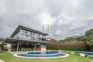 Πισίνα στο ή κοντά στο CR MARIPOSA RENTALS SANTA ANA RIVERPARK 2 BR, 2BH, Pool, Gym, WALK EVERYWHERE +12 φωτογραφίες