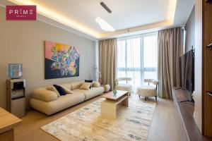 een woonkamer met een bank en een tv bij Prime Select Mall of Arabia in Zes oktober (stad)