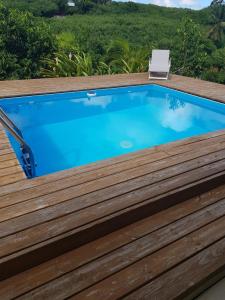 Studio avec piscine, à 3 minutes à pied des plages内部或周边的泳池