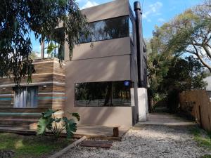 巴尔内阿里奥坎布宜诺斯艾利斯Bosque del Este的房屋的一侧设有窗户