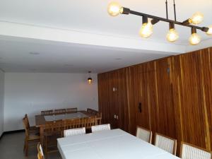 a dining room with a white table and chairs at Linda Casa de hóspedes em condomínio in Itupeva +14 photos