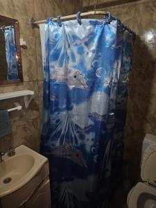 un bagno con tenda doccia blu con pesce di LaNona a Río Gallegos