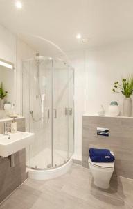 Ένα μπάνιο στο 3 Rockham - Luxury Apartment at Byron Woolacombe