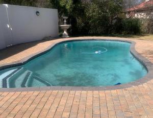 a small swimming pool in a brick yard at 110 Berry Street Self-Catering Accommodation in Queenstown