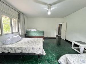 una camera da letto con due letti e un ventilatore a soffitto di Sítio Primavera em Petrópolis - Região do Vale Florido a Inglesa Altre 47 foto