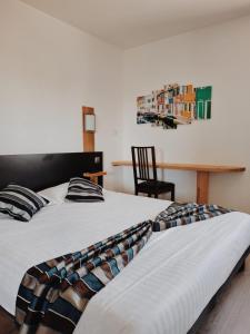 Giường trong phòng chung tại Appart'hotel Residella House Room & Kitchen Avignon Le Pontet