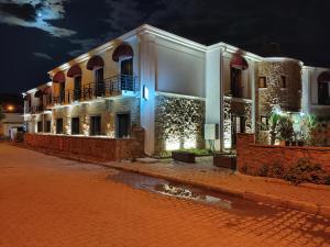 格克切达镇Hotel Panaya的街上的一排建筑物