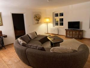 een woonkamer met een bank en een tafel bij Eisern Home 1 in Mittenwalde