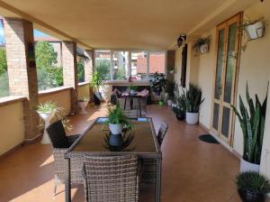 a patio with a table and chairs and potted plants at B&B il Terrazzo in Orvieto