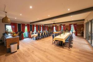 Restaurace v ubytování Ada's Buka Chalet auf dem Felsberg