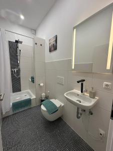 a bathroom with a sink and a toilet and a shower at Gästehaus Bützfleth, Rad-Hotel, Arbeit & Privat, Bed & Breakfast, Elb Rad Wanderweg, Bäckerei & Gastro im Haus in Stade +52 photos