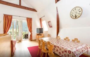 een eetkamer met een tafel en een klok aan de muur bij La Grande Savoyarde in Chamonix-Mont-Blanc