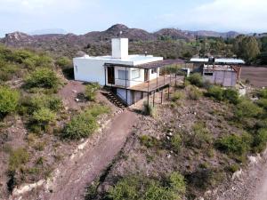 eine Luftansicht eines Hauses auf einem Hügel in der Unterkunft Luminosa casa en El Volcán in El Volcán