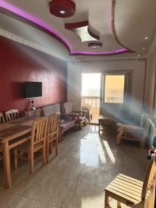 Una sala de estar con una mesa y sillas y un sofá. en luxury flat on blue meka beach, en Alejandría 22 fotos más