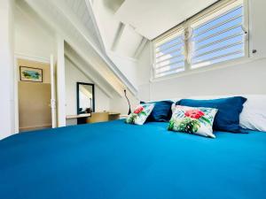 Voodi või voodid majutusasutuse Spacious Waterfront 2 Bedroom Condo with 2 Bathrooms, Pool, AC toas