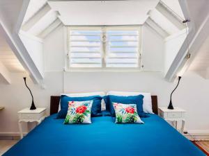 Voodi või voodid majutusasutuse Spacious Waterfront 2 Bedroom Condo with 2 Bathrooms, Pool, AC toas