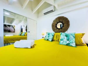Voodi või voodid majutusasutuse Spacious Waterfront 2 Bedroom Condo with 2 Bathrooms, Pool, AC toas