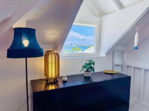 Foto sihtkohas Baie Nettle asuva majutusasutuse Spacious Waterfront 2 Bedroom Condo with 2 Bathrooms, Pool, AC galeriist