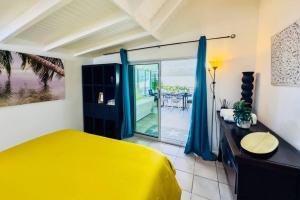 Voodi või voodid majutusasutuse Spacious Waterfront 2 Bedroom Condo with 2 Bathrooms, Pool, AC toas