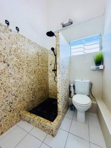 Vannituba majutusasutuses Spacious Waterfront 2 Bedroom Condo with 2 Bathrooms, Pool, AC