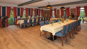 Restaurace v ubytování Ada's Buka Chalet auf dem Felsberg