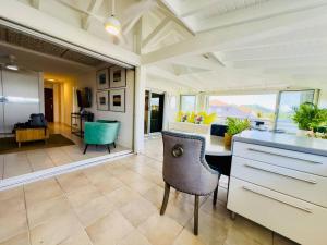 Posezení v ubytování Spacious Waterfront 2 Bedroom Condo with 2 Bathrooms, Pool, AC