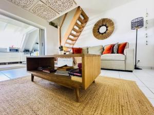 Istumisnurk majutusasutuses Spacious Waterfront 2 Bedroom Condo with 2 Bathrooms, Pool, AC