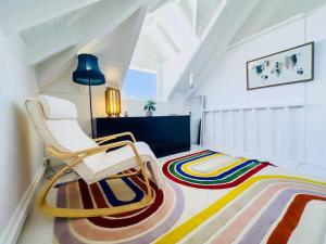 Istumisnurk majutusasutuses Spacious Waterfront 2 Bedroom Condo with 2 Bathrooms, Pool, AC