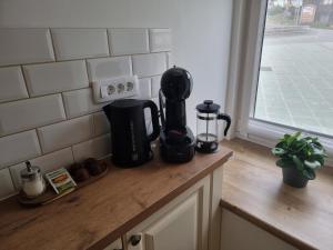 克拉尼斯卡戈拉Apartment HANI的厨房柜台上的咖啡机