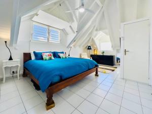 Voodi või voodid majutusasutuse Spacious Waterfront 2 Bedroom Condo with 2 Bathrooms, Pool, AC toas