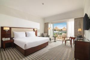 Steigenberger Pyramids Cairo客房内的一张或多张床位