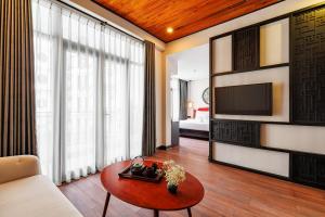 TV a/nebo společenská místnost v ubytování Hadana Boutique Resort Hoi An